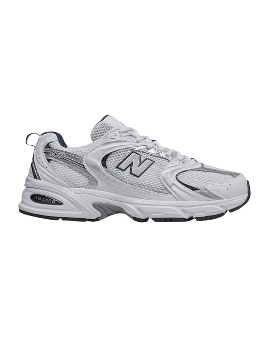 Vista frontale delle sneakers New Balance MR530 completamente bianche.