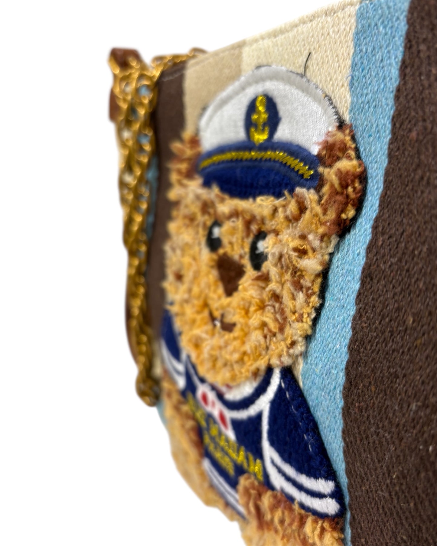 Focus sulla chiusura superiore con zip.