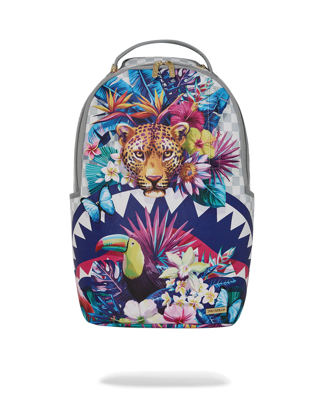Vista frontale dello zaino Sprayground con tasca con cerniera e distintivo metallico.