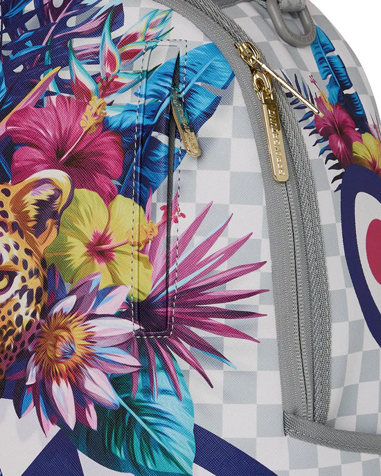 Particolare delle cerniere dorate e del distintivo metallico Sprayground Authentic.