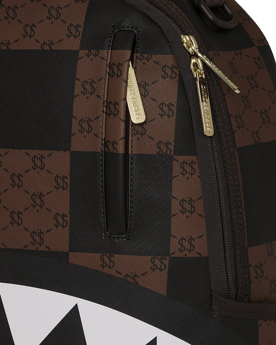 Particolare delle cerniere dorate e del distintivo metallico Sprayground Authentic.