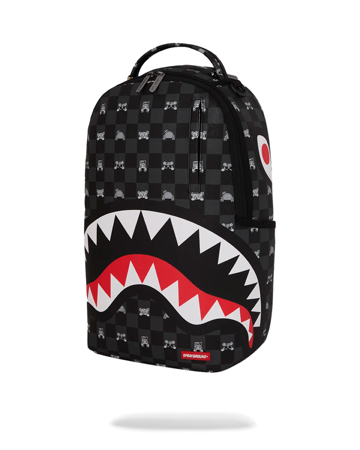 Dettaglio della grafica e della placca metallica Sprayground Authentic.