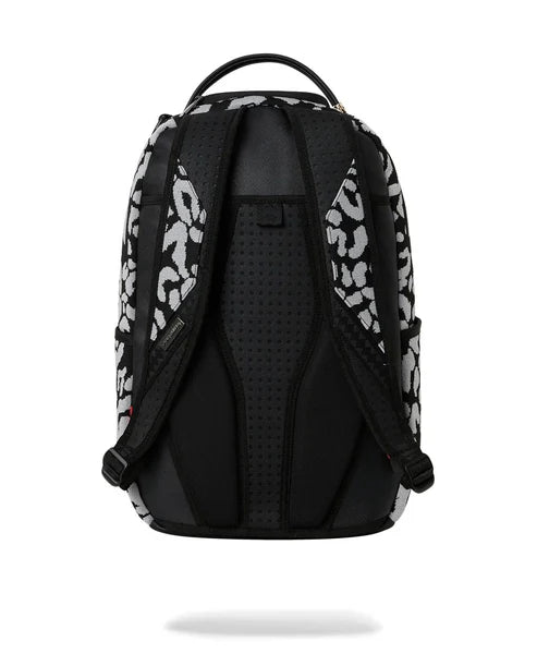 Dettaglio della grafica Nocturnal Predator, della placca metallica Sprayground Authentic e delle finiture.