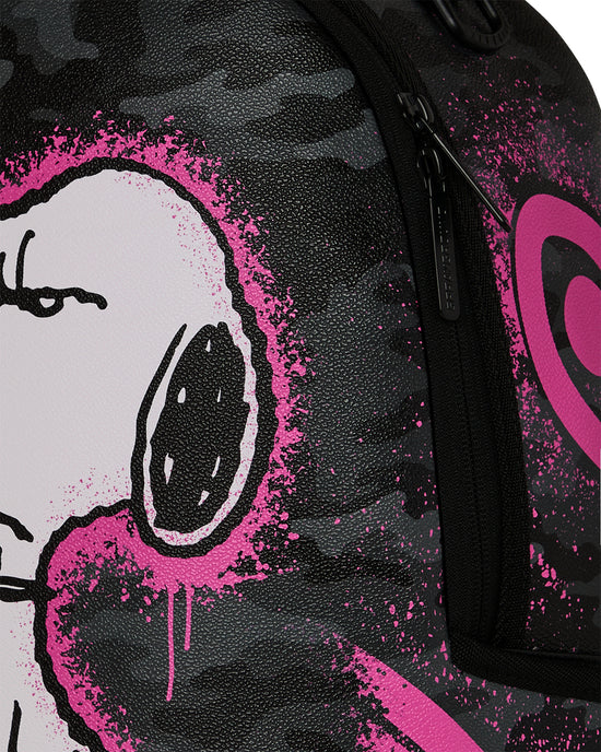 Particolare delle cerniere dorate e del distintivo metallico Sprayground Authentic.