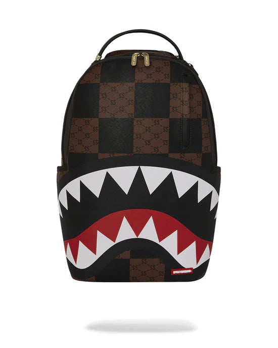 Vista frontale dello zaino Sprayground con tasca con cerniera e distintivo metallico.