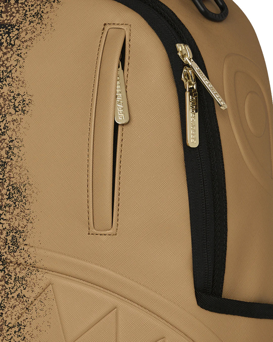 Particolare delle cerniere dorate e del distintivo metallico Sprayground Authentic.
