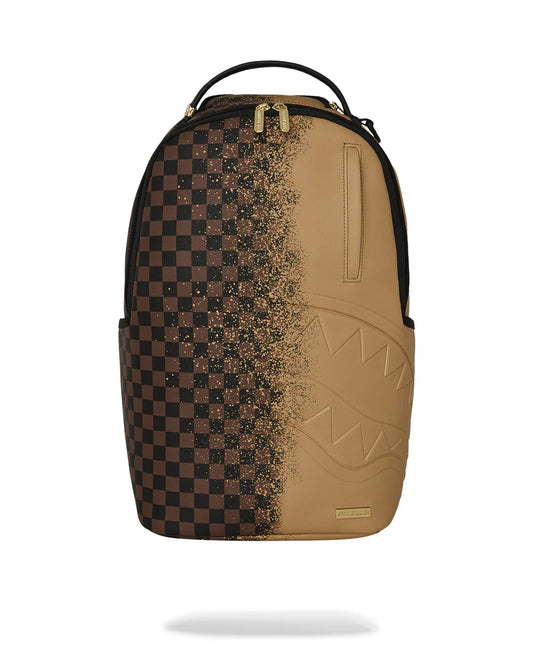 Vista frontale dello zaino Sprayground con tasca con zip e distintivo metallico.